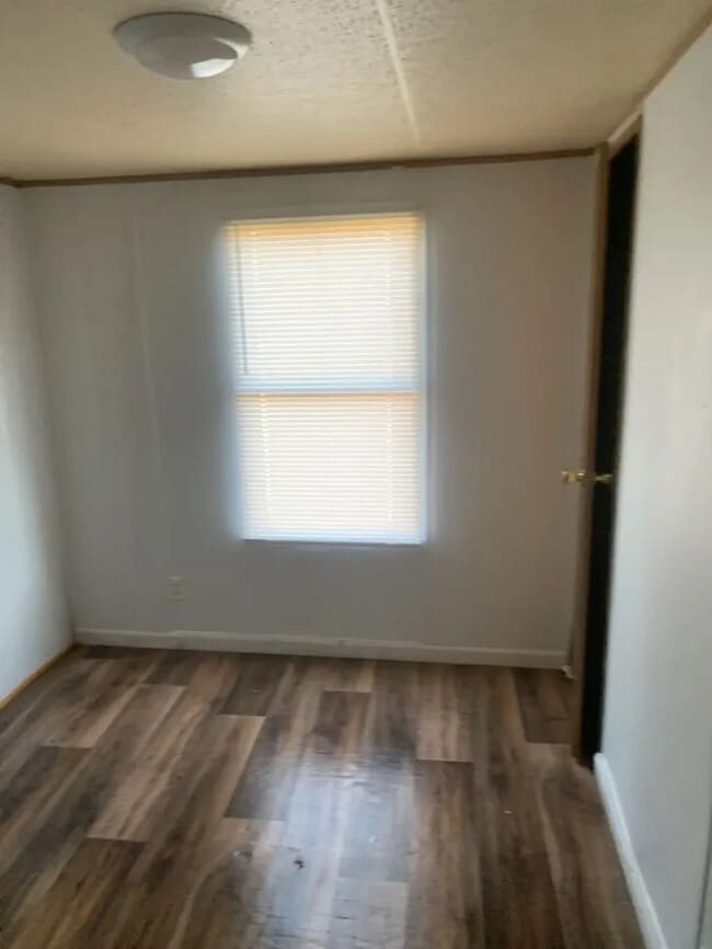 Building Photo - 3 Bedroom 2 bathroom