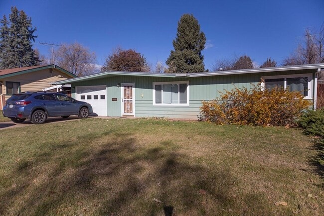 Building Photo - Students Welcome! 3 Bedroom Great Location!