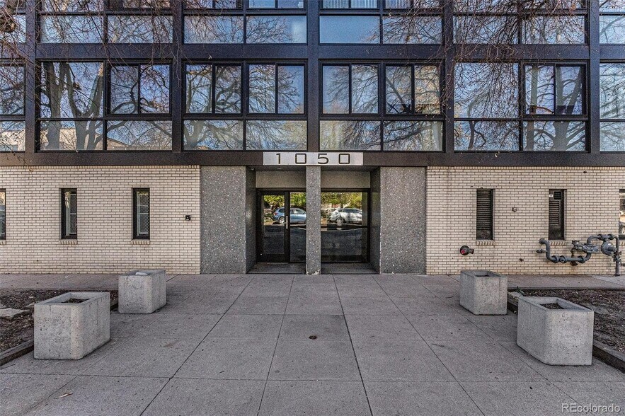 Building Photo - 1050 N Corona St