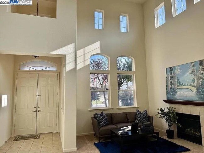 Building Photo - 3017 Roslyn Dr