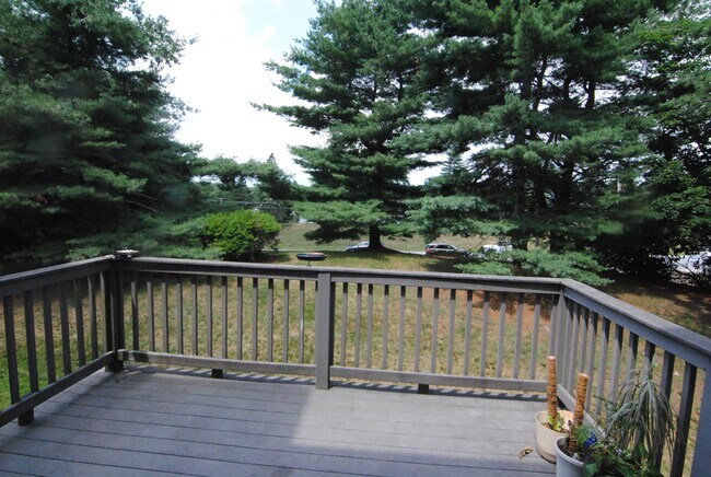 Building Photo - 7 Meadowview Cir