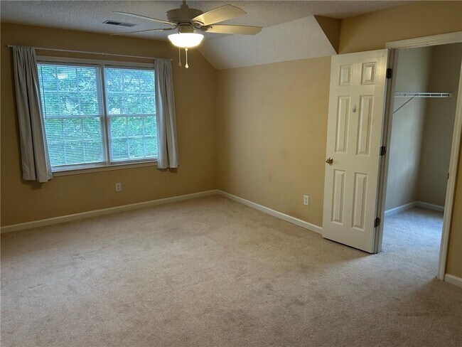 Building Photo - 490 Sherman Oaks Way