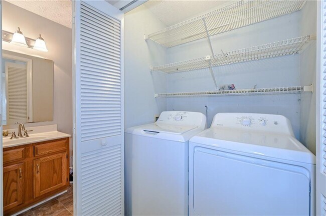 Building Photo - 3991 E Meadow Dr
