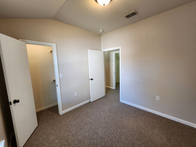 Building Photo - Roomy 3 Bedroom Duplex in Benbrook