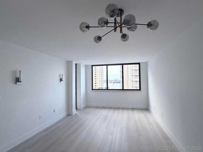 Building Photo - 540 Brickell Key Dr