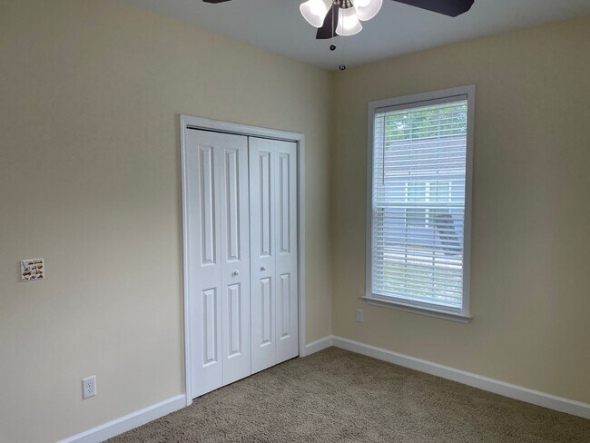Building Photo - 3 Bedroom 2 Bathroom House with Large Fenc...