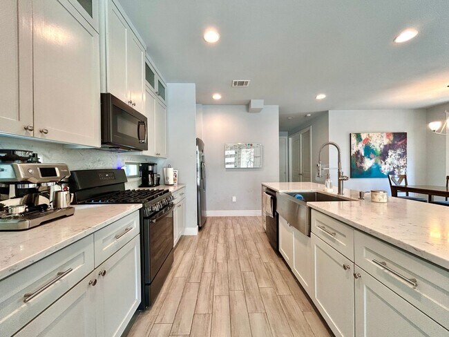 Building Photo - 930 E 54th St