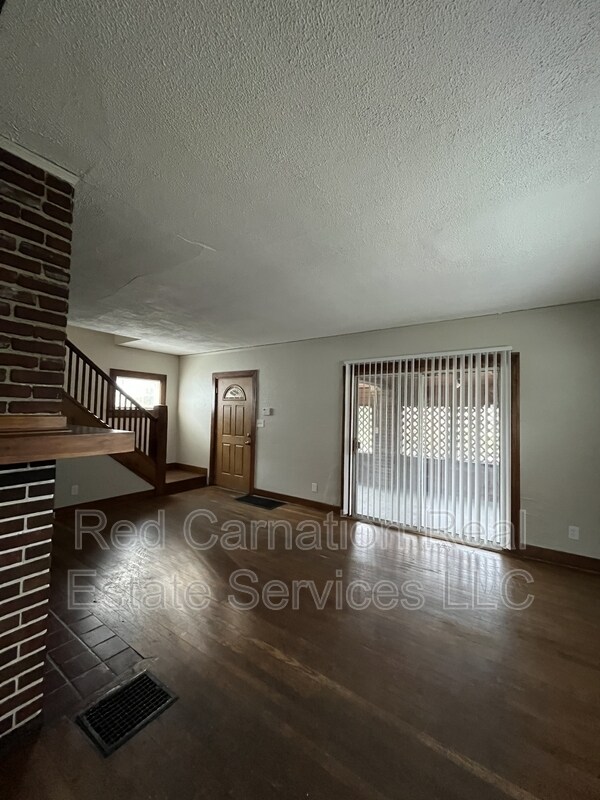 Building Photo - 1009 W Hillcrest Ave