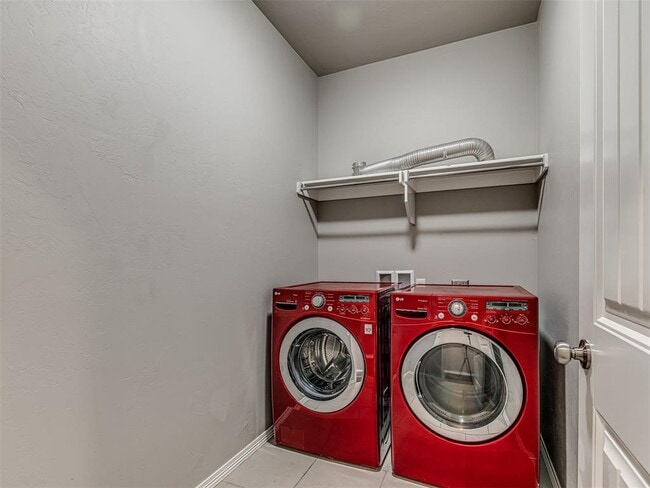 Building Photo - 609 N 5th St