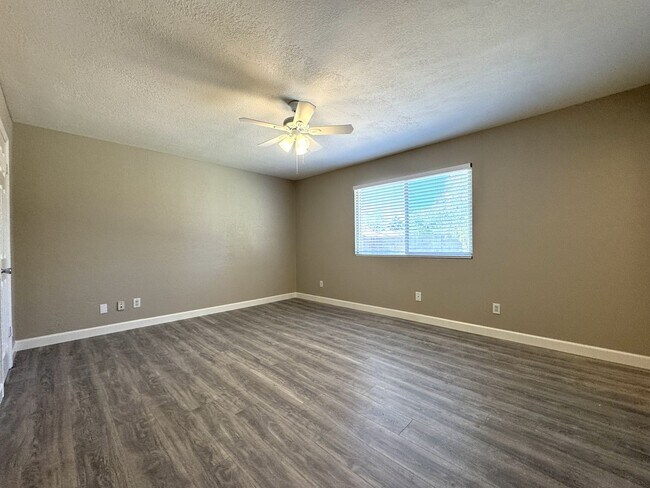 Building Photo - CORNER LOT 3 BEDROOM PLUS DEN WITH FIREPLACE AND LARGE YARD