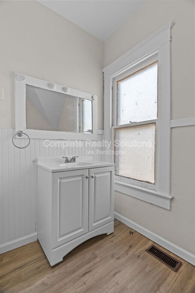 Building Photo - 6811 Etzel Ave