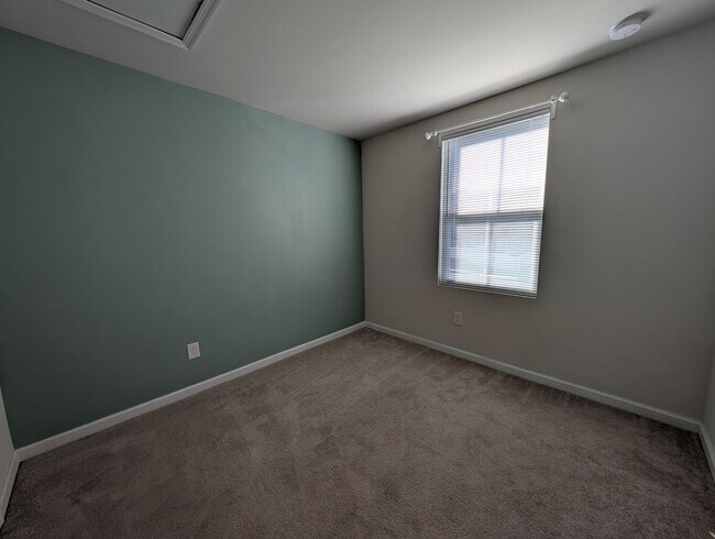 Building Photo - Pristine Townhome located in the North End Commons Community!