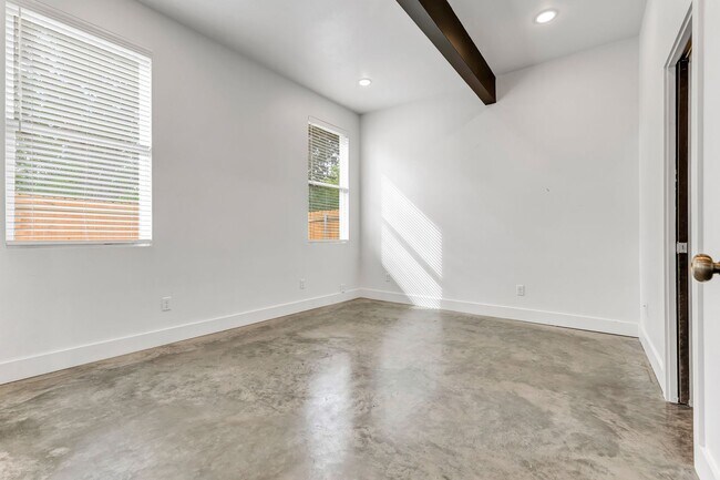 Building Photo - 213 Lynn Dr