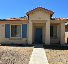 Building Photo - UPGRADED 2 BEDROOM BEAUTY.