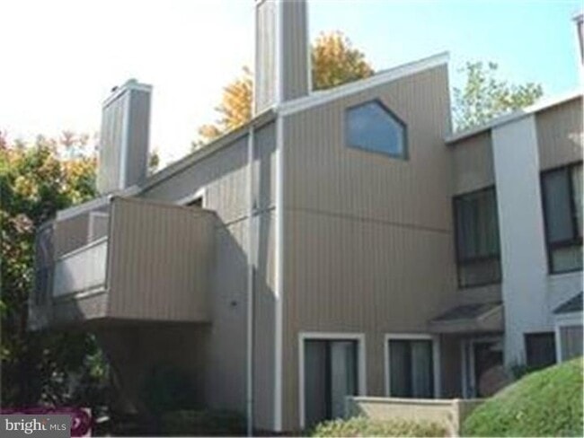 Building Photo - 1700 Oakwood Terrace