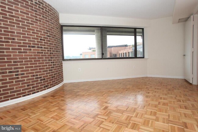 Building Photo - 1015 33rd St NW