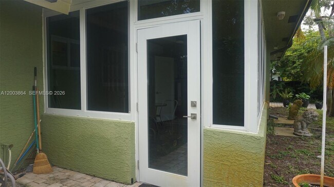 Building Photo - 853 NE 37th St