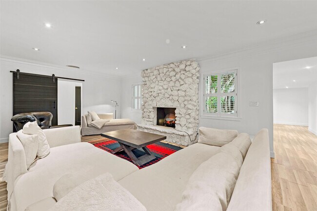 Building Photo - 1221 SW 18th St