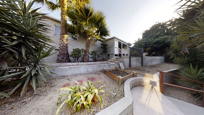 Primary Photo - 5BD/2BA on Montezuma with Parking!!