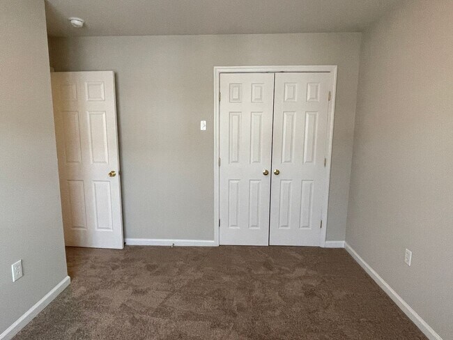 Building Photo - UPDATED TOWNHOUSE IN FREDERICKSBURG - CLOS...