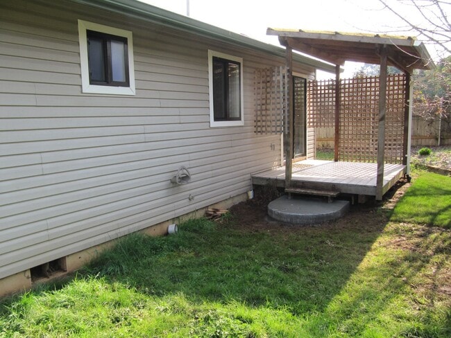 Building Photo - Three Bedroom Home on a Cul-de-sac, Landscaping Provided!