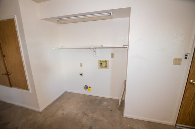 Building Photo - Welcome to this charming 3-bedroom, 2-bath home with Central A/C and Large 2 Car Garage!