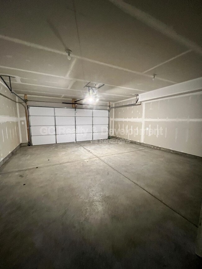 Building Photo - 1265 Lakepointe Dr