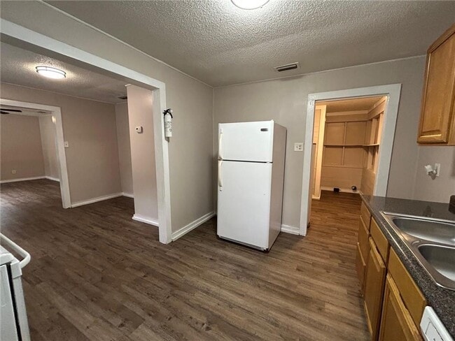 Building Photo - 905 Pansy Ct