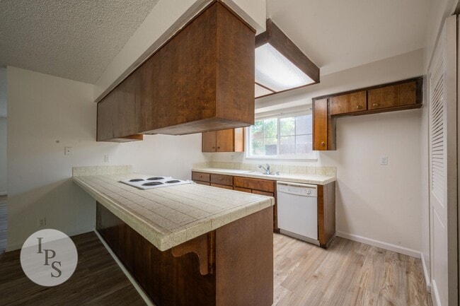 Building Photo - Kerman Westside Large 3 Bedroom Home, Bran...