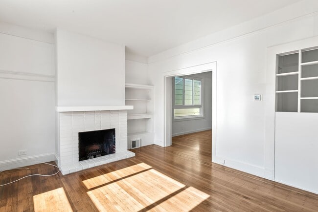 Building Photo - Remodeled 4Bd/2.5Ba Single-Family Home in ...
