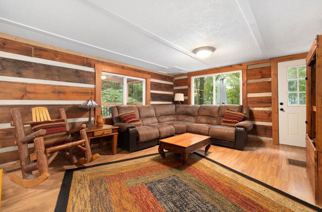 Building Photo - 202 Blue Grass Rd