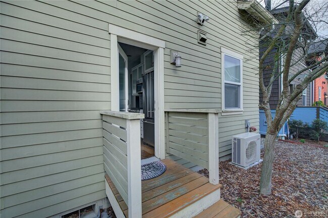 Building Photo - 2Bd/1.75Ba Seattle Home