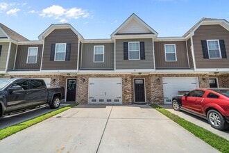Building Photo - 3 Bedroom Townhome Across from Richmond Hill Golf Club