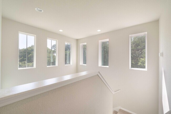 Building Photo - 1300 Anhalt Dr