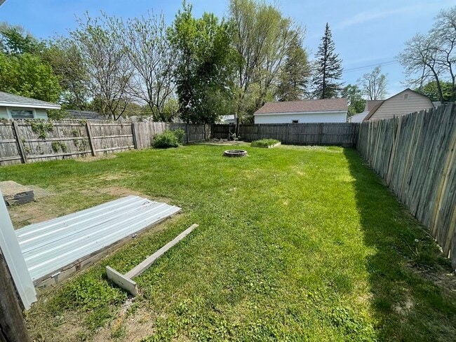 Building Photo - 603 E Golf Ave