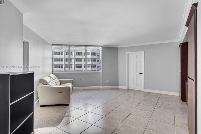 Building Photo - 999 Brickell Bay Dr