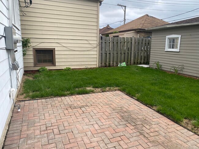 Building Photo - 5530 N Mango Ave