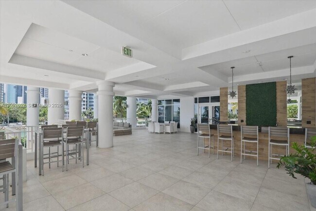 Building Photo - 801 Brickell Key Blvd