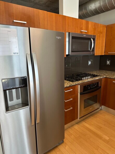 Building Photo - 645 W 9th St