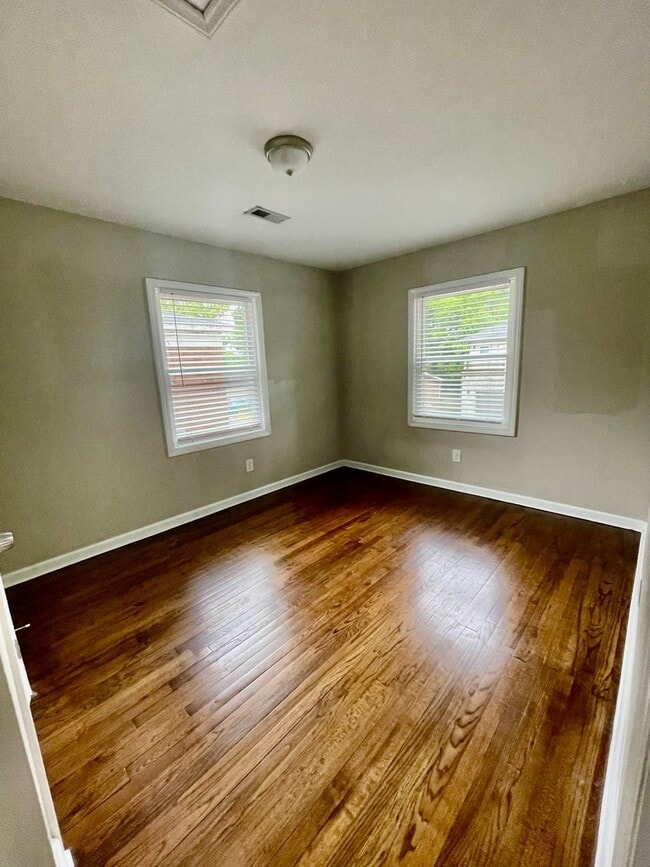 Building Photo - This cozy 2 bed 1 bath cottage style brick...