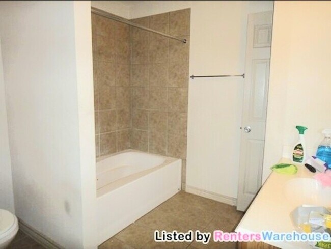Building Photo - Beautiful Townhome in Euless!!
