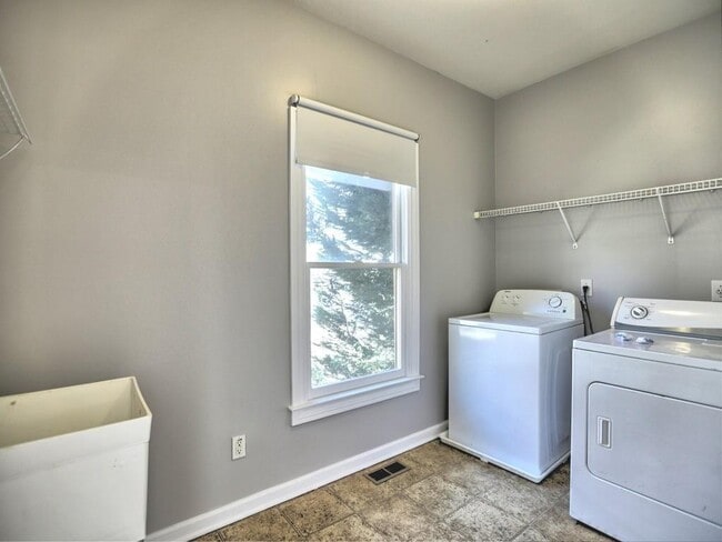 Building Photo - 975 Odessa Dr