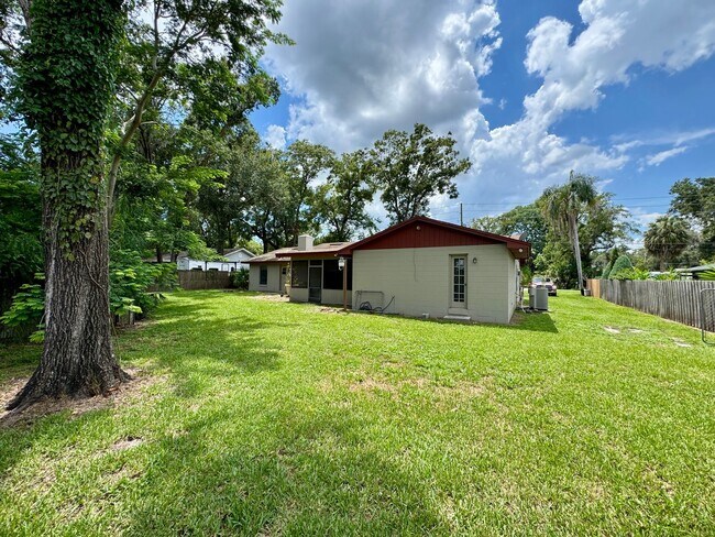 Building Photo - Fantastic 3/2 Sorrento Home with HOA!