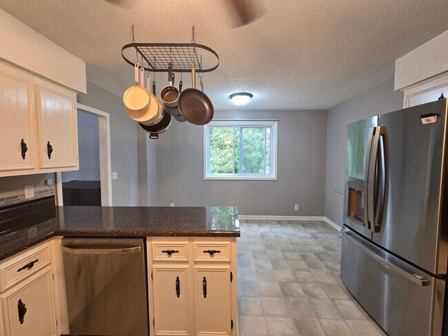 Building Photo - Country Charm Meets City Convenience – You...