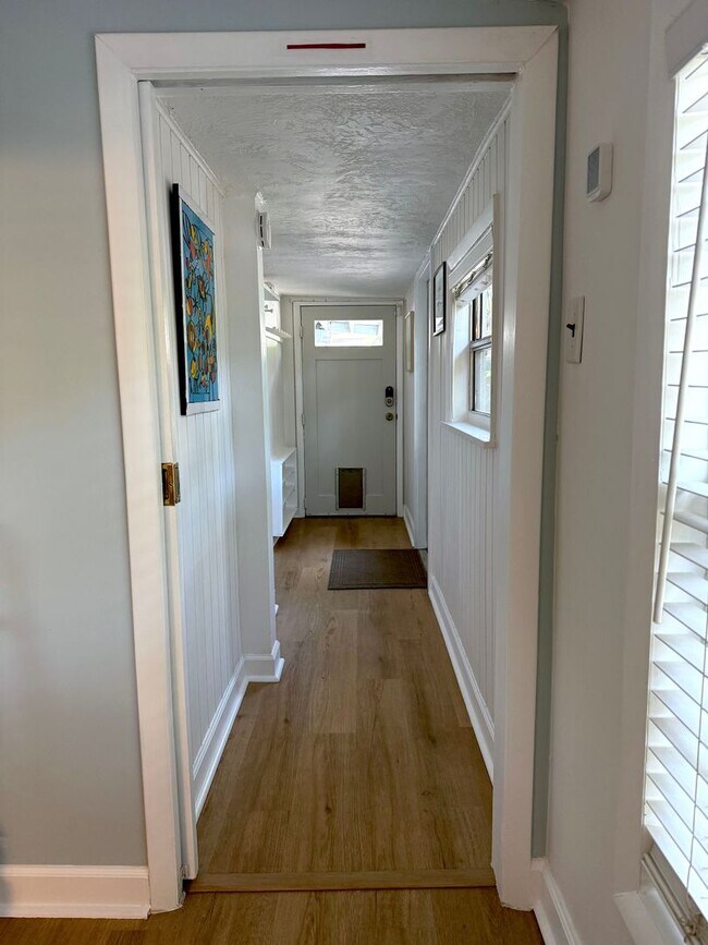 Building Photo - 2 Bedroom 2 Bath Annual Furnished Cottage ...