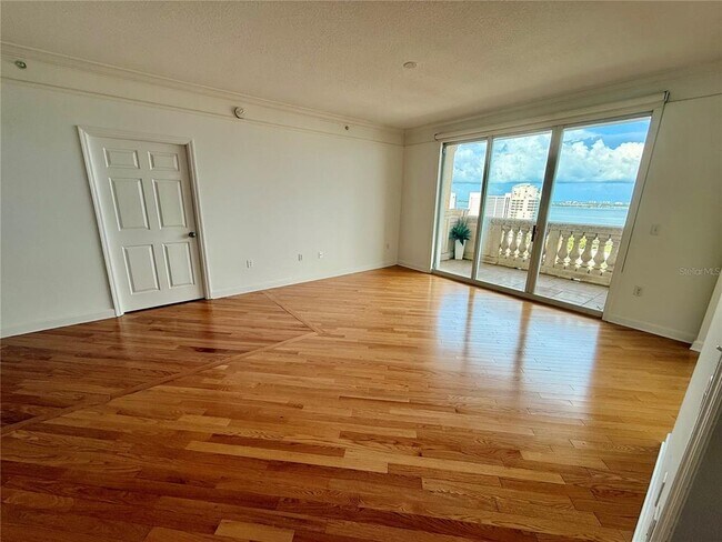 Building Photo - 750 N Tamiami Trl