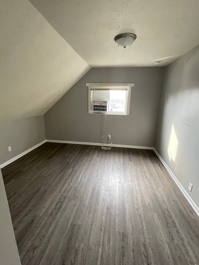 Building Photo - 1944 Shelby St