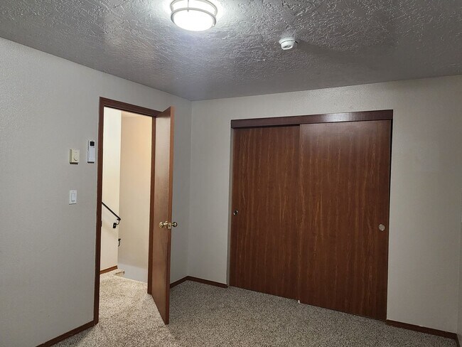 Building Photo - $1,000.00  OFF  1ST  FULL  MONTH'S  RENT   Pet-friendly Townhouse Near Parks and Downtown Newberg