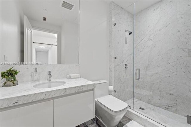 Building Photo - 17901 Collins Ave