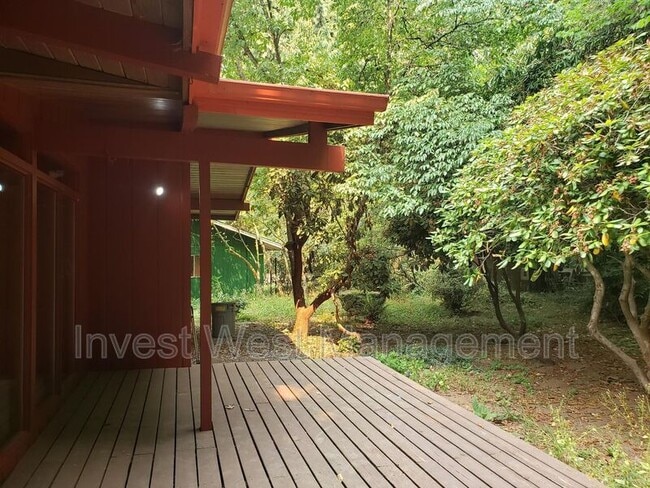 Building Photo - 5916 NW Bernie Dr